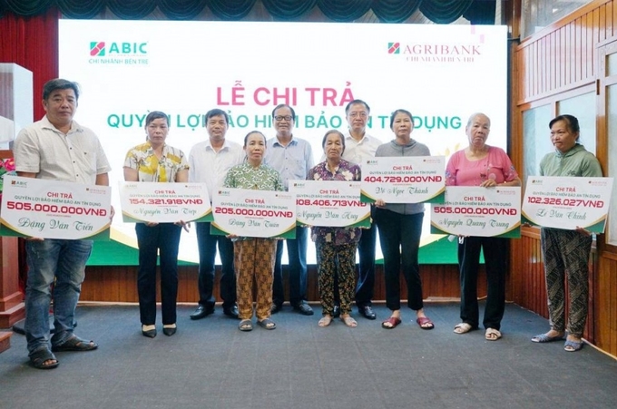 Đại diện ABIC chi trả quyền lợi bảo hiểm cho các gia đình tại huyện Giồng Trôm (Bến Tre). Ảnh: ABIC.