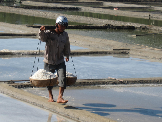 Sa Huynh salt workers still struggle, poverty has haunted them for many years. Photo: Vo Thanh Ky.