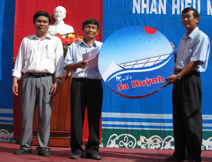 Awarding the logo and decision to recognize the Sa Huynh Salt brand 13 years ago. Photo: Vo Thanh Ky.