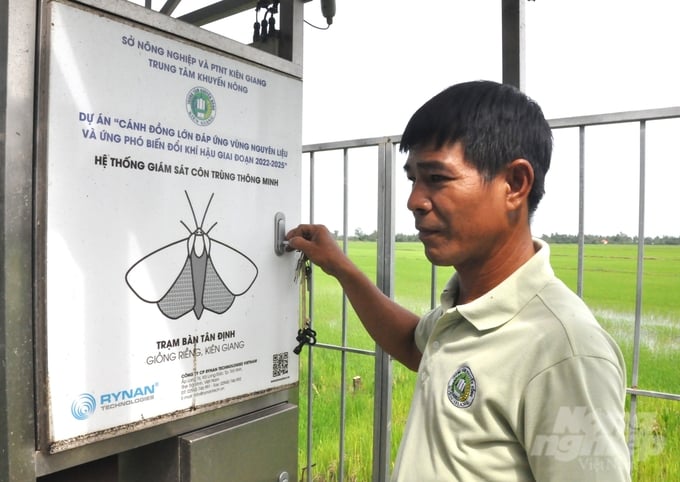 Agricultural extension officers in Ban Tan Dinh Commune, Giong Rieng District, Kien Giang Province, inspecting the smart insect monitoring system funded by the agricultural sector at the Tan Hoa Farmers Cooperative. Photo: Trung Chanh.