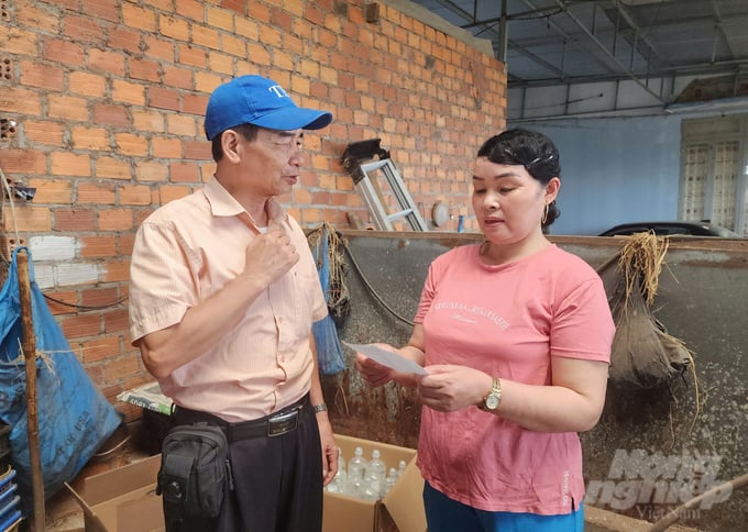 Dr Hoang Xuan Nghinh, Deputy Director of TH Dairy Cow Research Institute, visits and guides the residents of Hiep Thanh Commune, Duc Trong District, in treating diarrhea in dairy cows. Photo: PC.