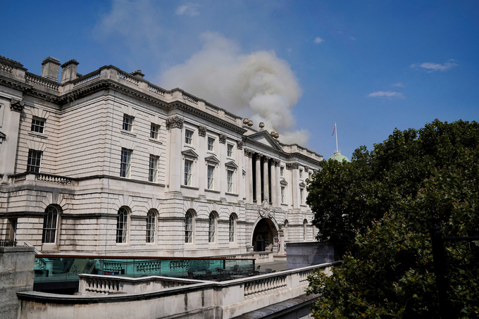 Khói bốc lên từ đám cháy tại tòa nhà Somerset House ở London, Anh ngày 17/8. Ảnh: Reuters.