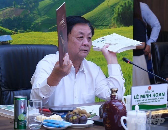 Minister Le Minh Hoan suggested the development direction of Vietnam's ginseng industry. Photo: Kien Trung.