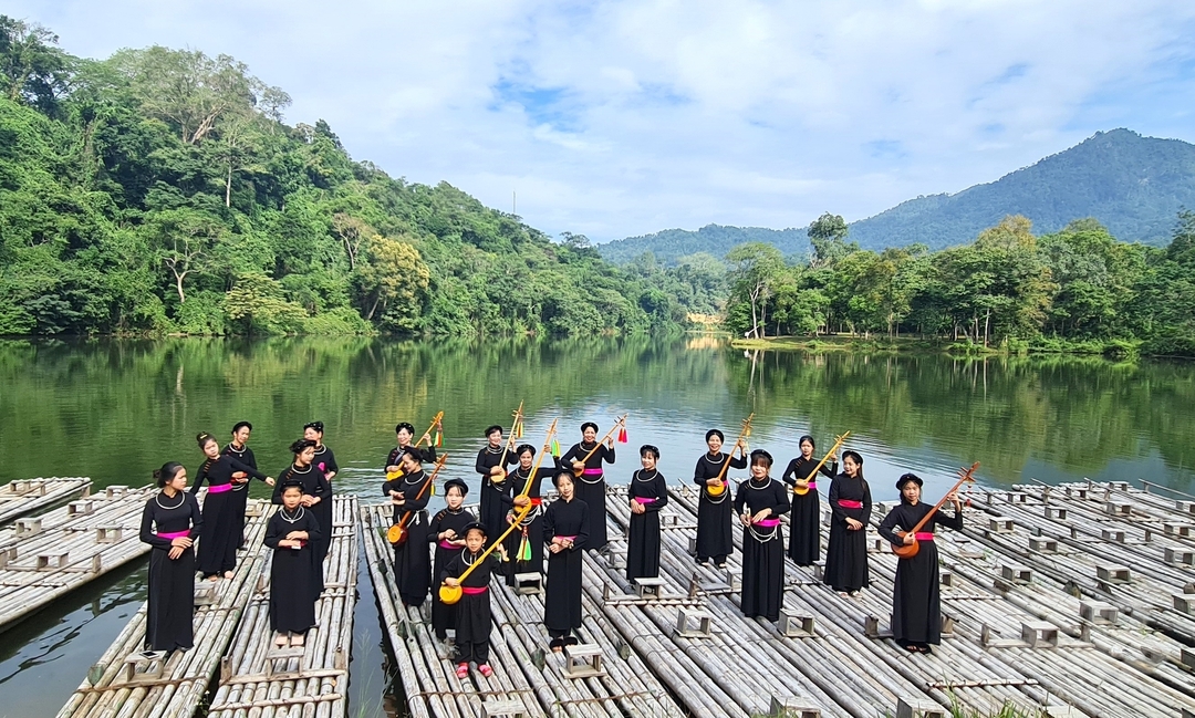 Đội văn nghệ hát Then, đàn Tính tại hồ Nà Nưa luôn sẵn sàng phục vụ du khách đến tham quan, trải nghiệm tại Tân Trào. Đây cũng là dấu ấn mang đậm bản sắc văn hóa dân tộc Tày tại Khu di tích lịch sử Quốc gia đặc biệt Tân Trào.