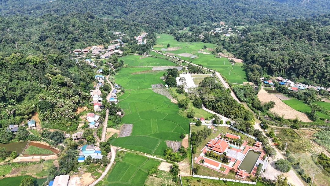 Khu di tích lịch sử Quốc gia đặc biệt Tân Trào nằm ở phía Đông Nam của tỉnh Tuyên Quang, bao gồm 12 xã trong khu ATK thuộc hai huyện Yên Sơn và Sơn Dương. Nơi đây, Trung ương Đảng, Quốc hội, Chính phủ, Mặt trận, Chủ tịch Hồ Chí Minh và các đồng chí lãnh đạo Đảng, Nhà nước đã ở, làm việc trong suốt hai thời kỳ cách mạng và kháng chiến, đấu tranh giành lại độc lập, tự do, hoà bình cho dân tộc Việt Nam.