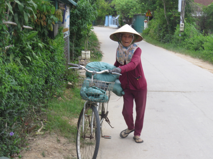 Nowadays, transportation is very convenient, but Sa Huynh salt workers still find it very difficult to sell salt on the road. Photo: Vo Thanh Ky.