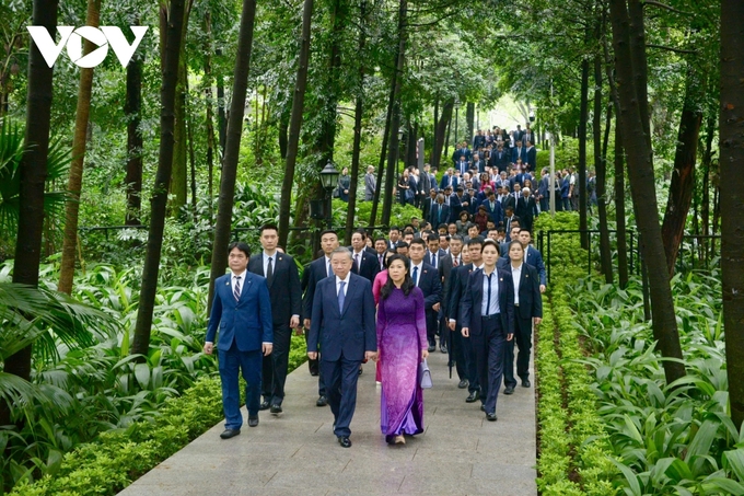 Tổng Bí thư, Chủ tịch nước Tô Lâm cùng phu nhân và đoàn công tác vào đài tưởng niệm Liệt sỹ Phạm Hồng Thái. Ảnh: VOV.