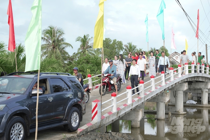 Cầu kênh Cô Ba, thuộc xã Lợi An (huyện Trần Văn Thời, tỉnh Cà Mau) nối đôi bờ kênh Cô Ba của ấp Tân Thành với xã Phú Hưng (huyện Cái Nước, tỉnh Cà Mau) được khánh vào ngày 17/8. Ảnh: Trọng Linh.