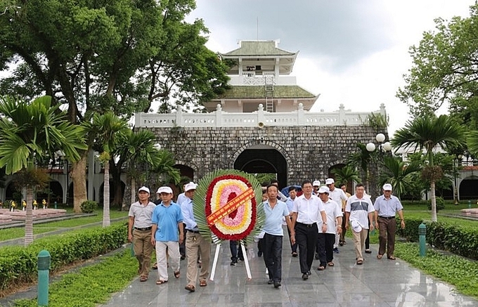 Công ty Xi măng VICEM Hoàng Thạch viếng nghĩa trang liệt sỹ Điện Biên. 