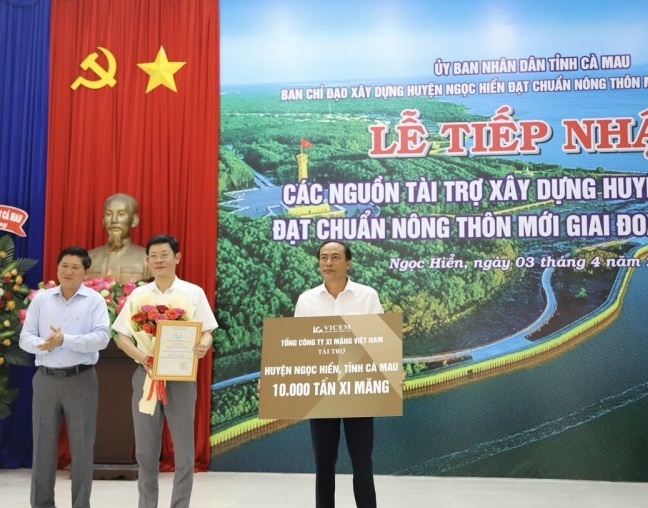 Ông Nguyễn Thanh Tùng - Phó Tổng Giám đốc VICEM trao biển ủng hộ 10.000 tấn xi măng cho huyện Ngọc Hiển, tỉnh Cà Mau. 