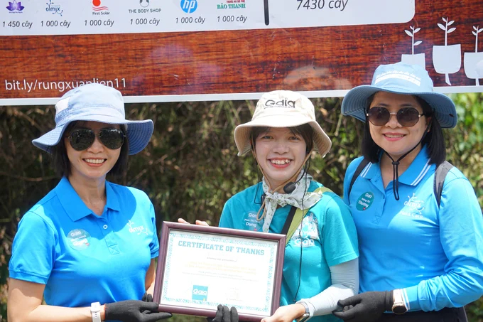 A representative from Gaia Nature Conservation Center (on the right) presents a certificate to a representative from Olmix Asialand Vietnam Co., Ltd. (on the left) during the program contributing 1,000 trees to Xuan Lien Nature Reserve. Photo: Quoc Toan.