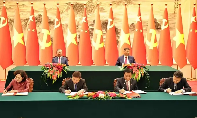 General Secretary and President To Lam and General Secretary and President of China Xi Jinping witnessed the signing ceremony. Photo: VNA.