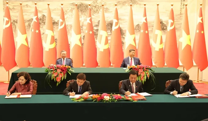 General Secretary and President To Lam and General Secretary and President of China Xi Jinping witnessed the signing ceremony. Photo: VNA.