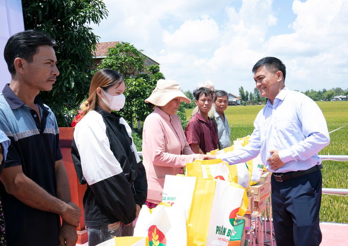 Phân Bón Cà Mau trao tặng 20 phần quà cho bà con xã Tân Mỹ. 