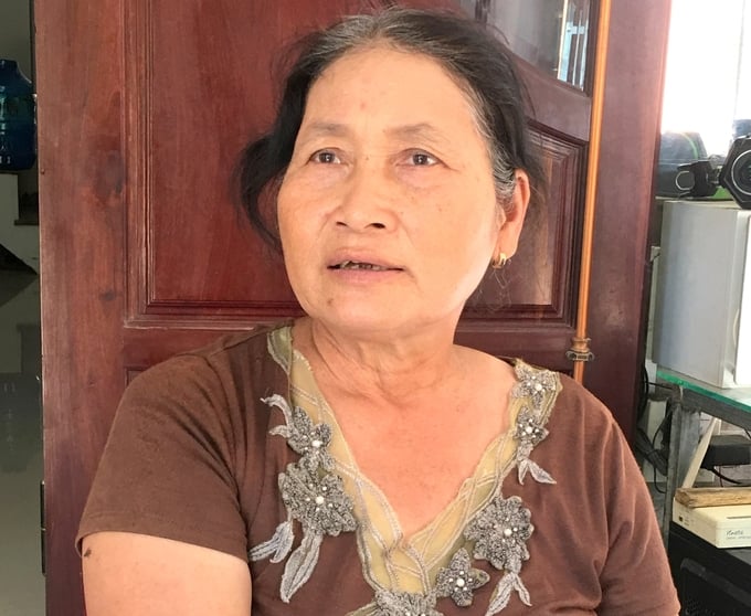 Nguyen Thi My, a resident of Luong Loc Hamlet in Phuoc Hung Commune, Tuy Phuoc District, Binh Dinh Province, shared on her experience of renting land for rice seed production. Photo: V.D.T.