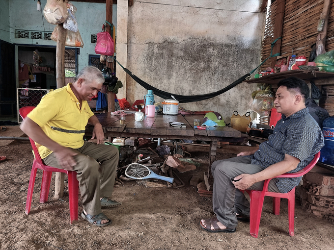 Anh Nguyễn Xuân Cường (phải), Phó Chủ tịch UBND xã Lộc Hòa, đang trò chuyện cùng giá làng Điểu Vem. Ảnh: Hồng Thủy.