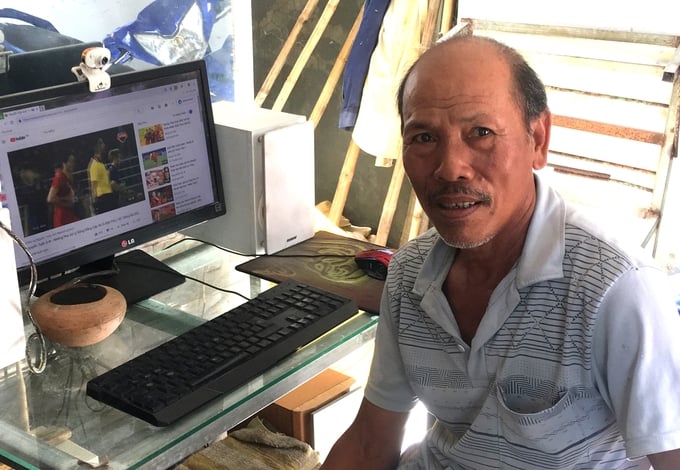 Nguyen Ba Tu, husband of Nguyen Thi My from Luong Loc Hamlet, Phuoc Hung Commune, Tuy Phuoc District, Binh Dinh Province, can comfortably tend to 22 sao of rice fields. Photo: V.D.T.