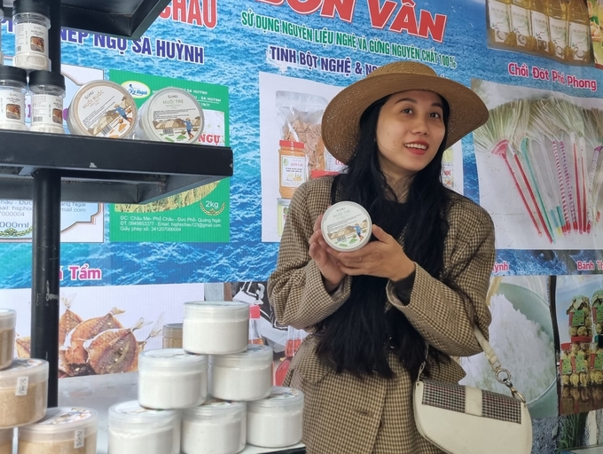 Pham Hong Tham with products made from Sa Huynh salt. Photo: Vo Thanh Ky.