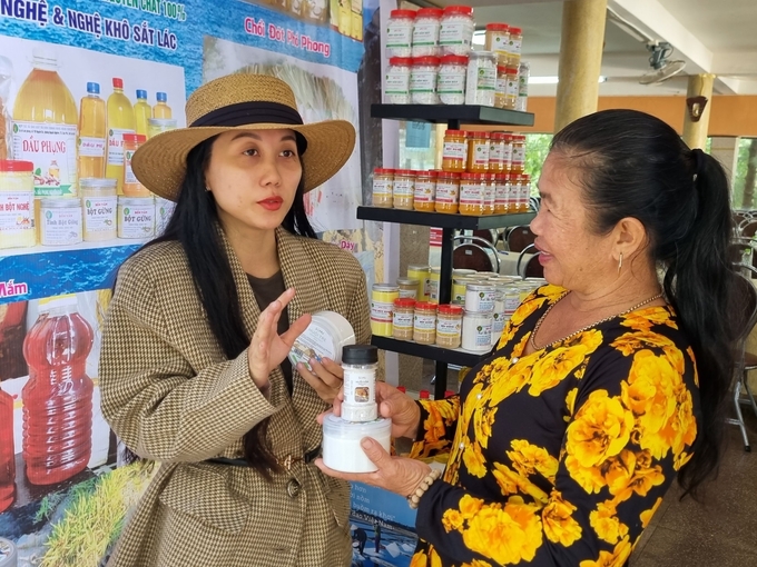 Pham Hong Tham introduces salt products. Photo: Vo Thanh Ky.