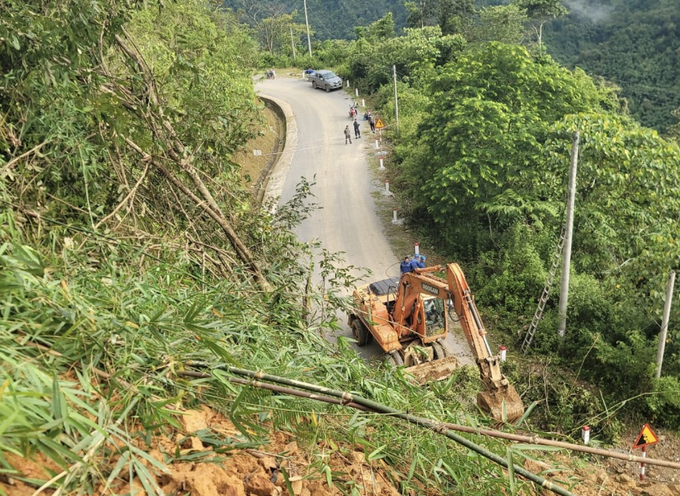 Sạt lở tuyến quốc lộ 4H trong sáng nay 20/8. Ảnh: H.D.