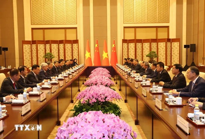 General Secretary and President To Lam meets with Chinese Prime Minister Li Qiang. Photo: VNA.