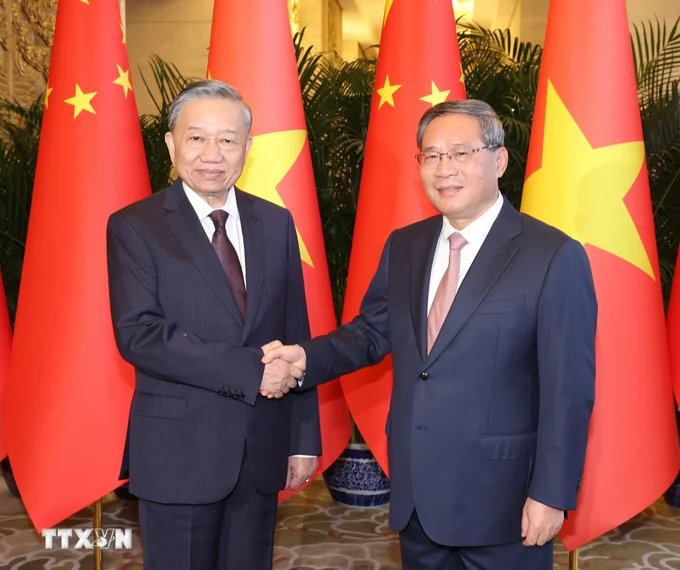 General Secretary and President To Lam meets with Chinese Prime Minister Li Qiang. Photo: VNA.