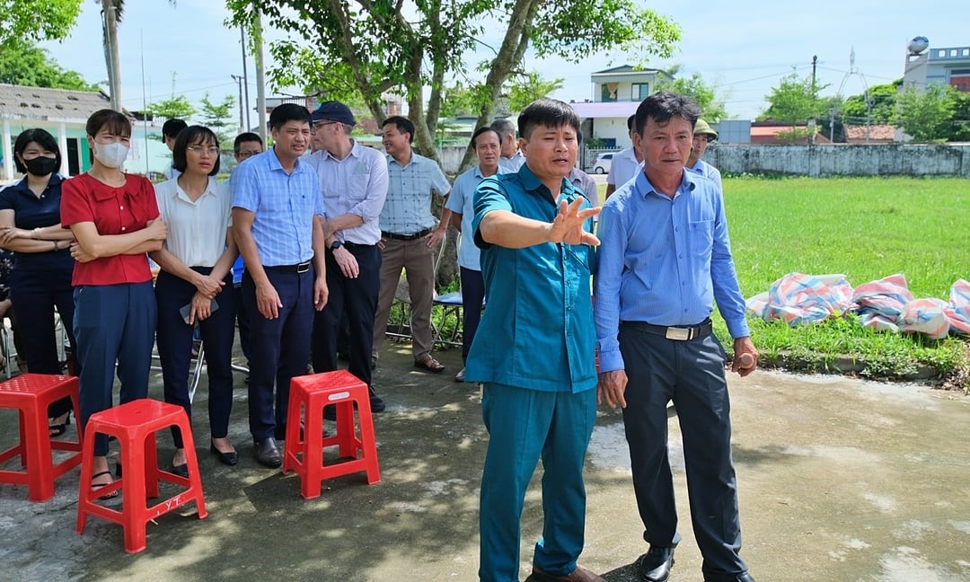 After Nam Dinh, IRRI will continue to introduce straw turners to make organic fertilizer to the remaining 2 provinces in the project area, namely Hai Duong and Thai Binh. These are also two key agricultural production localities in the Red River Delta region.  The 'Fertilize Right' project is implemented in 4 years, from 2024 to 2027, with technical support from USDA, IRRI, and Vietnamese scientists. Mr. Robert Caudwell, Chief Representative of IRRI in Vietnam, hopes that through the models supported by the project, farmers will gradually form the motivation and habit of proactively collecting straw, right from the time of harvest.