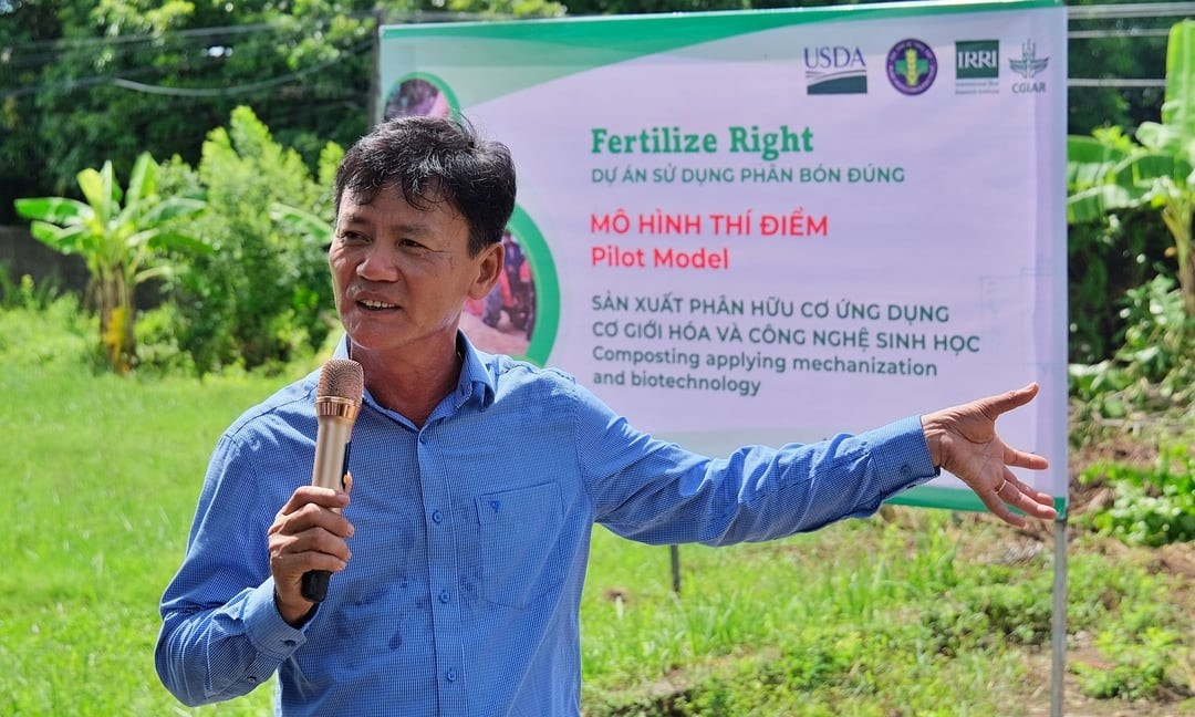 Master Nguyen Van Hieu at Tien Giang University, consultant of the International Rice Research Institute (IRRI), introduced the technology of making organic fertilizer from straw to farmers in Yen Cuong commune, Y Yen district, Nam Dinh province.    'Straw composted into organic fertilizer is used as a supplement for soil that is similar to fertilizer. In addition to creating value for straw, composting straw to make organic fertilizer also contributes to reducing greenhouse gas emissions,' said Mr. Hieu.