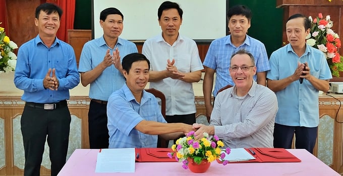 The signing ceremony between IRRI and Nam Cuong Agricultural Production, Business, and Service Cooperative. Photo: Bao Thang.