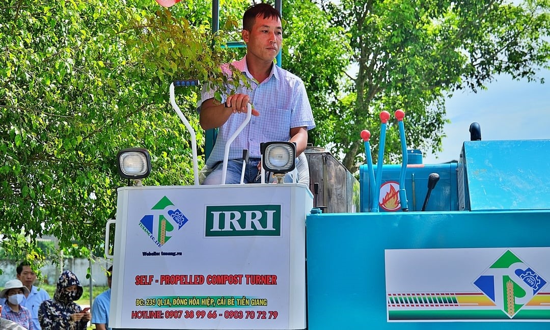 In the yard of Nam Cuong Agricultural Service Production and Business Cooperative, the machine easily wriggles between straw beds arranged in rows more than 20 m long. In fact, at the demonstration session, it only took about 1 minute for the machine to mix one bed.    Compared to traditional composting methods such as manual composting or using excavators, the combined composting method using self-propelled turners cuts the time in half to only about 45 days.