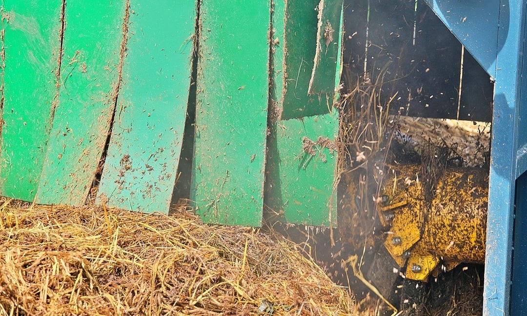 One of the main parts of the self-propelled turner is a large iron pipe, shaped like a saw blade with relatively sparse grooves. This part has the effect of loosening straw on the machine's path at a reasonable speed, consistent with the mode chosen by the driver.