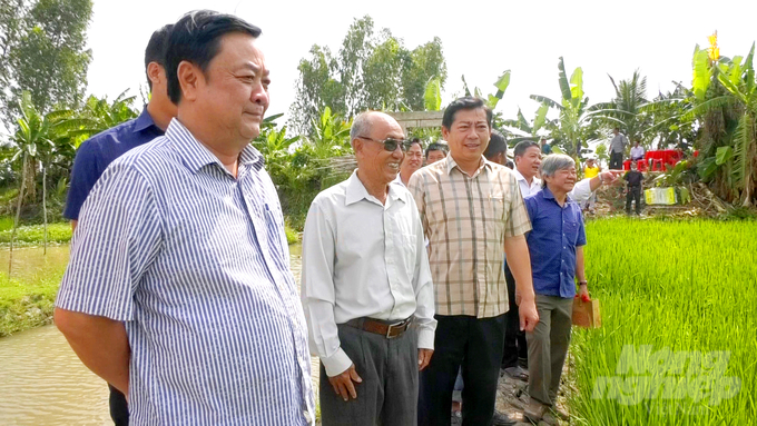 Bộ trưởng Bộ NN-PTNT Lê Minh Hoan đến thăm mô hình sản xuất nông nghiệp sinh thái lúa - cá - vịt tại Tổ hợp tác Quyết Tiến ở xã Phú Thành A, huyện Tam Nông (Đồng Tháp). Ảnh: Lê Hoàng Vũ.