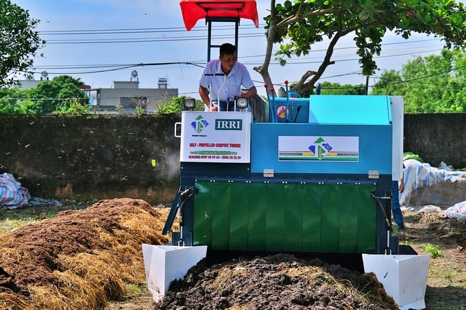 IRRI demonstrating the automated mixing machine during the program. Photo: Bao Thang.