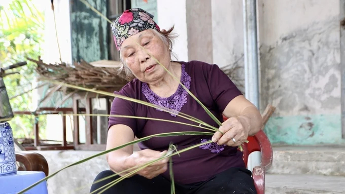 The coconut leaves will be stripped of their leaves, the trunk will be kept and then dried in the sun for about 2 hours, then used to make brooms. Photo: Thanh Phuong.