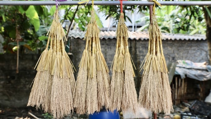 Traditional brooms now have an additional important 'mission' in tourism development, spreading local culture. Photo: Thanh Phuong.