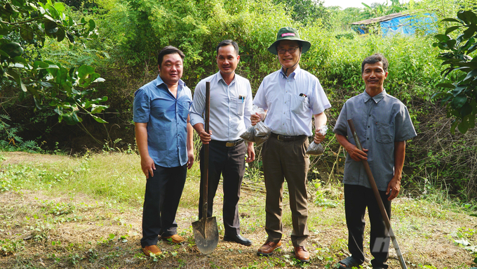 Giáo sư Kubo Motoki (thứ 2 từ phải sang) lấy mẫu đất tại huyện Vĩnh Cửu để phân tích, giúp cải thiện độ phì đất, nâng cao chất lượng nông sản. Ảnh: Lê Bình.