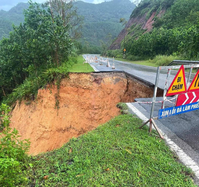 Vị trí sạt lở, xuất hiện hố sâu hàng chục mét. 