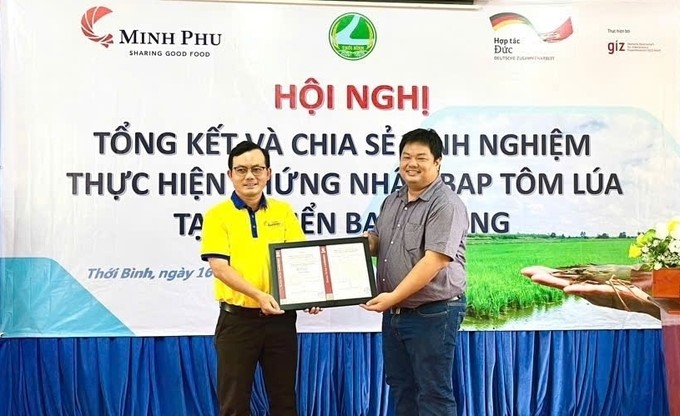 The representative of the BUREAU VERITAS organization in Vietnam awarded Best Aquaculture Practices (BAP) certification to Minh Phu Social Enterprise. Photo: Trong Linh.