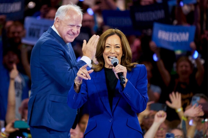 Ứng viên của đảng Dân chủ Kamala Harris và phó tướng Tim Walz tại một cuộc vận động tranh cử ở Milwaukee, Wisconsin, hôm 20/8. Ảnh: Bloomberg.