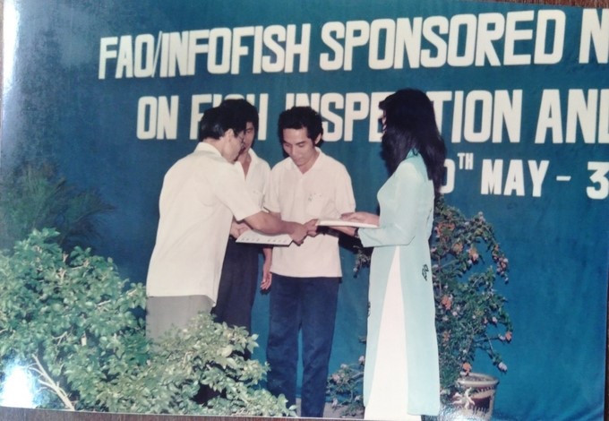 Mr. Nguyen Tu Cuong was the first to receive the certificate, then the first Director of NAFIQACEN in 1994. Documentary photo of former Minister Ta Quang Ngoc.