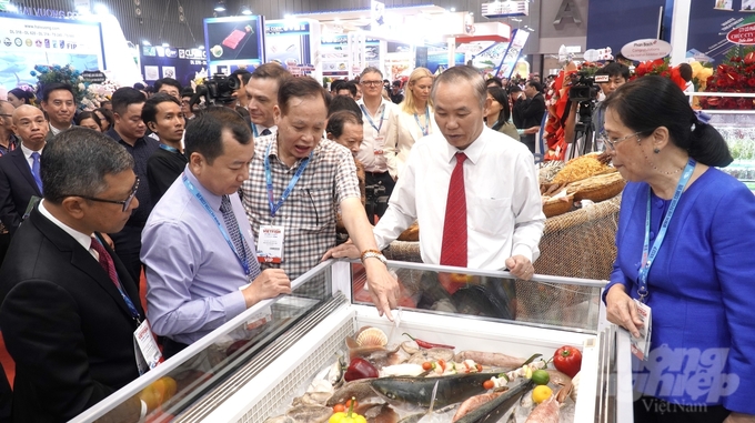 Deputy Minister of Agriculture and Rural Development Phung Duc Tien visited the booths at Vietfish 2024. Photo: Tran Phi.