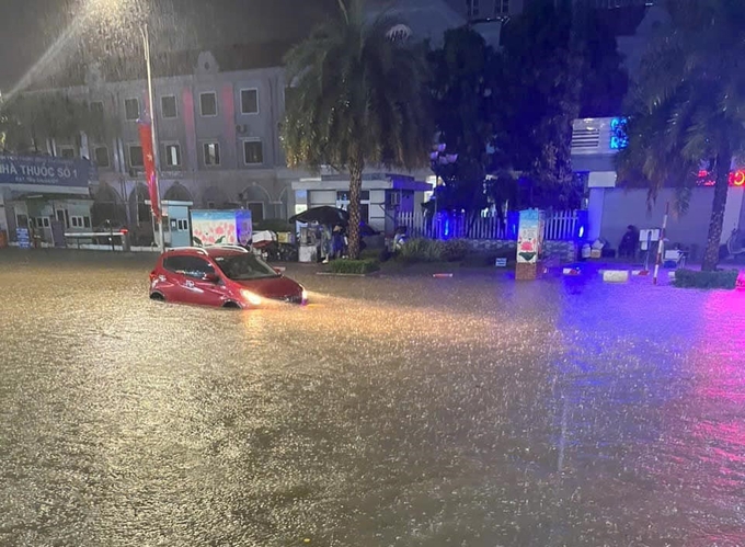 Ô tô không thể di chuyển do nước ngập sâu trên đường Lương Ngọc Quyến, TP Thái Nguyên.