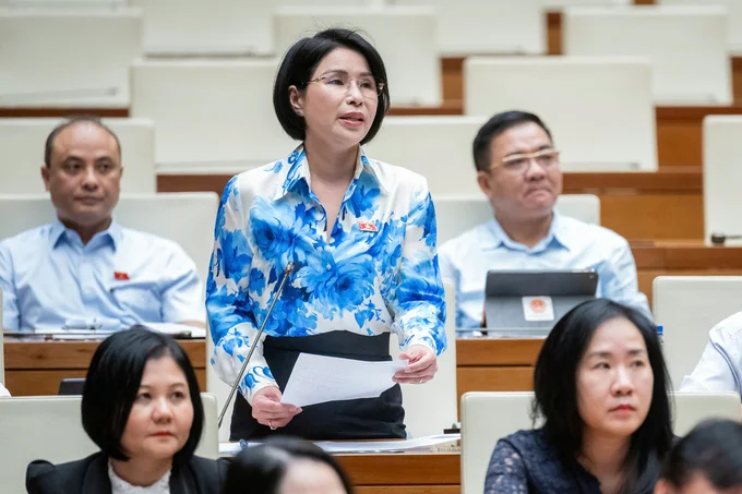 Delegate Tran Thi Nhi Ha (Hanoi) asked about the difficulties in lobbying the European Commission to remove the 'yellow card' on seafood for Vietnam. Photo: National Assembly.