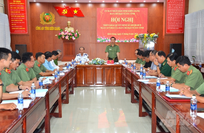 Colonel Dao Hai Dang, Deputy Director of the Kien Giang Provincial Police and Deputy Head of the IUU Steering Committee of Kien Giang Province, as well as the Head of the Investigation Team tasked with determining the cause of the loss of VMS (Vessel Monitoring System) signal connections from fishing vessels in Kien Giang, delivered a speech to launch the mission. Photo: Trung Chanh.