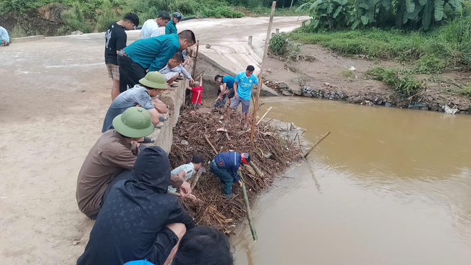 Người dân tổ chức kiếm tìm người đàn ông nghi bị lũ cuốn trôi. Ảnh: Thanh Tiến.