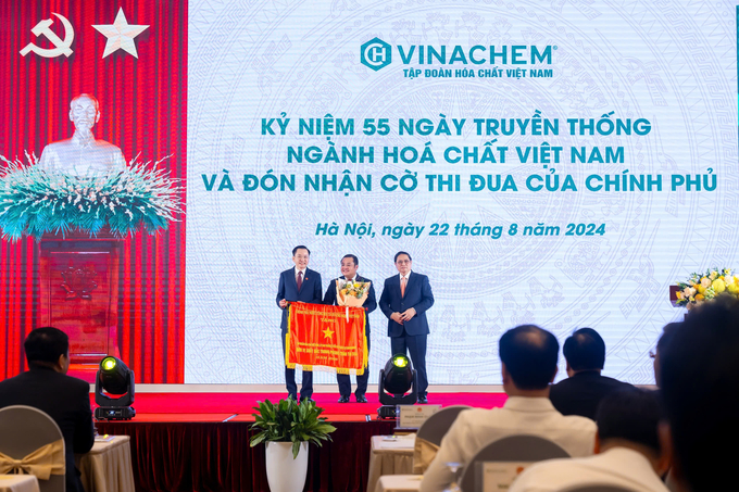 Lãnh đạo Tập đoàn Hóa chất Việt Nam nhận Cờ Thi đua của Chính phủ tại Lễ kỷ niệm 55 Ngày Truyền thống ngành Hóa chất Việt Nam chiều 22/8. Ảnh: T. Bản.