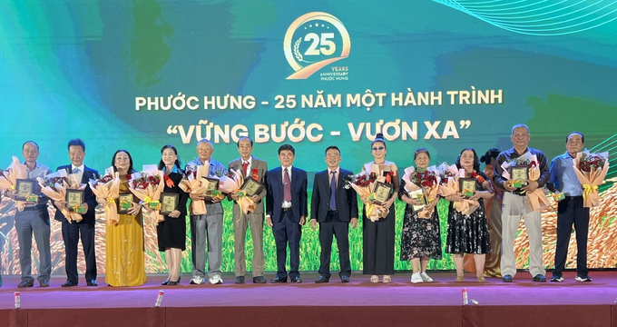 Ban lãnh đạo Phân bón Phước Hưng trao kỷ niệm chương và quà tri ân các đại lý, đối tác luôn đồng hành cùng công ty. Ảnh: Đức Trung.