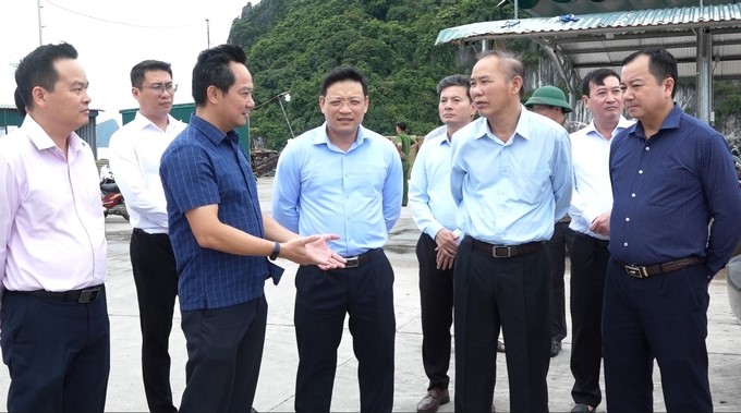 MARD's delegation worked with Quang Ninh province at Cai Rong port. Photo: Nguyen Thanh.