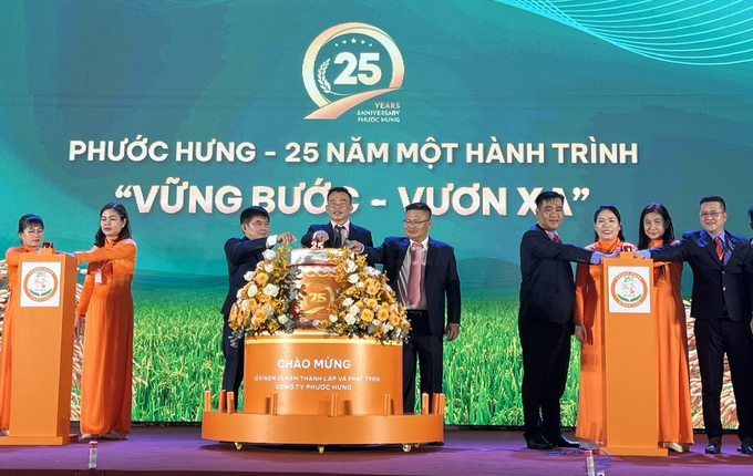 Ông Phạm Ngọc Em, Chủ tịch HĐQT, Tổng giám đốc Công ty TNHH-TM-SX Phước Hưng (đứng giữa) cùng ban lãnh đạo công ty cắt bánh sinh nhật nhân kỷ niệm 25 năm thành lập công ty. Ảnh: Đức Trung.