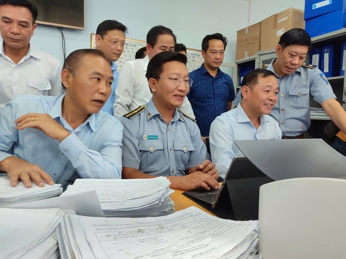 Deputy Minister of Agriculture and Rural Development Phung Duc Tien inspected fishing vessel management at Cai Rong port (Van Don district). Photo: Nguyen Thanh.